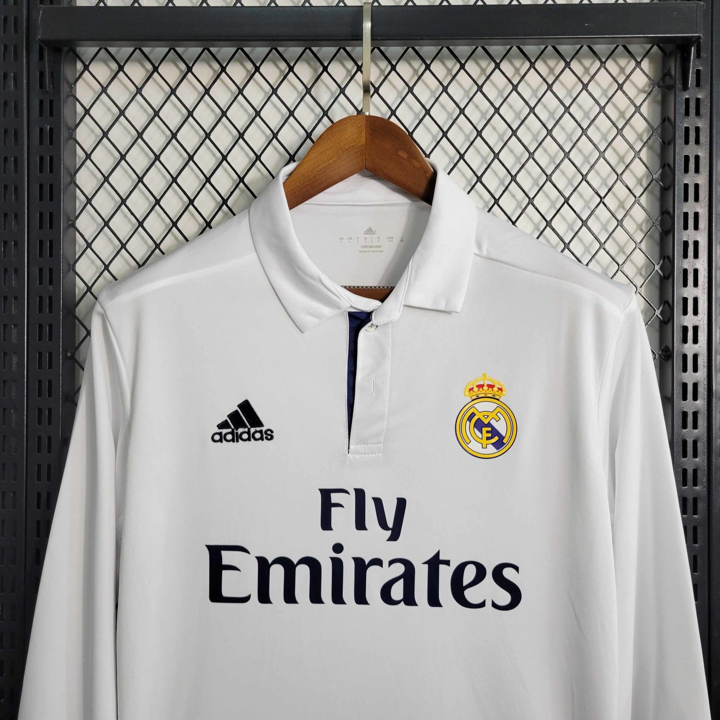 Real Madrid Local Versión Retro Manga Larga | Temporada 16-17
